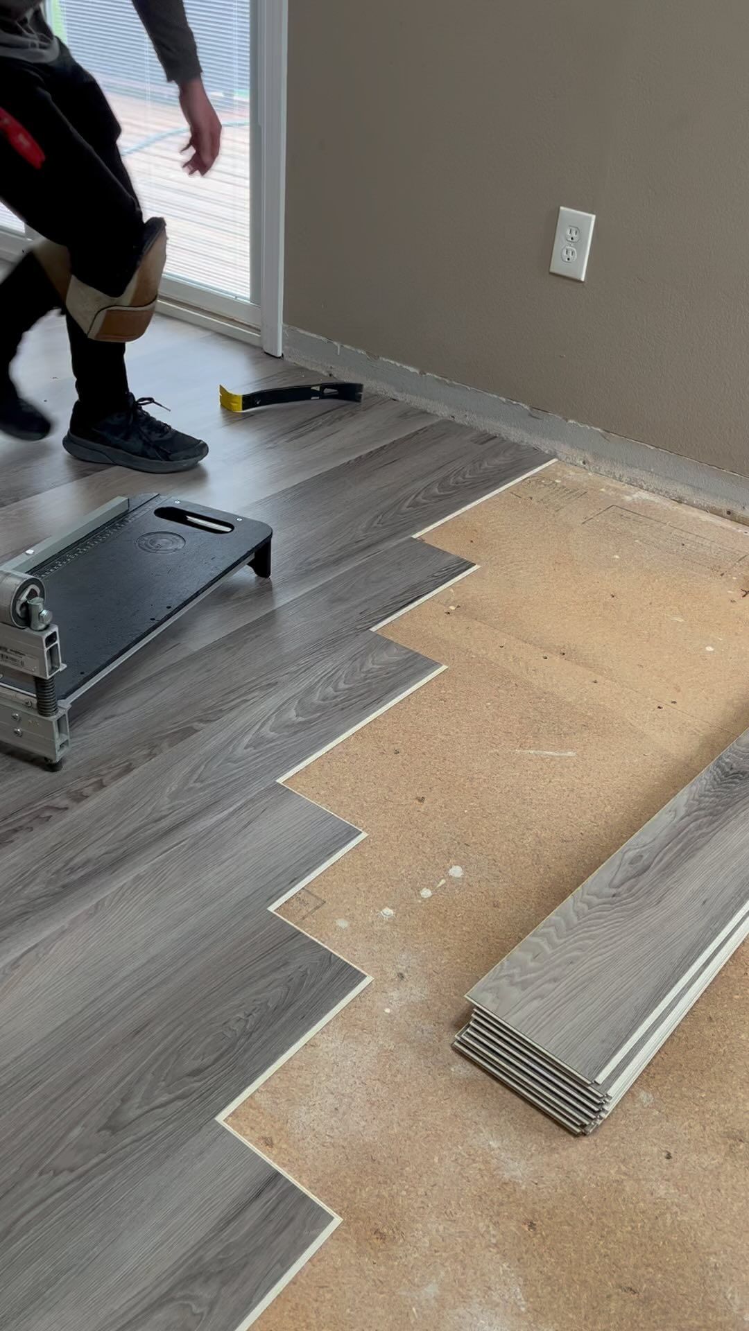 Tight tile layout over leveling compound and uncoupling membrane